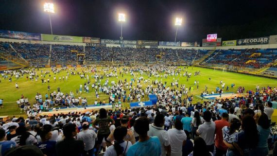 Estampida humana en Estadio Fútbol deja 12 muertos en El Salvador