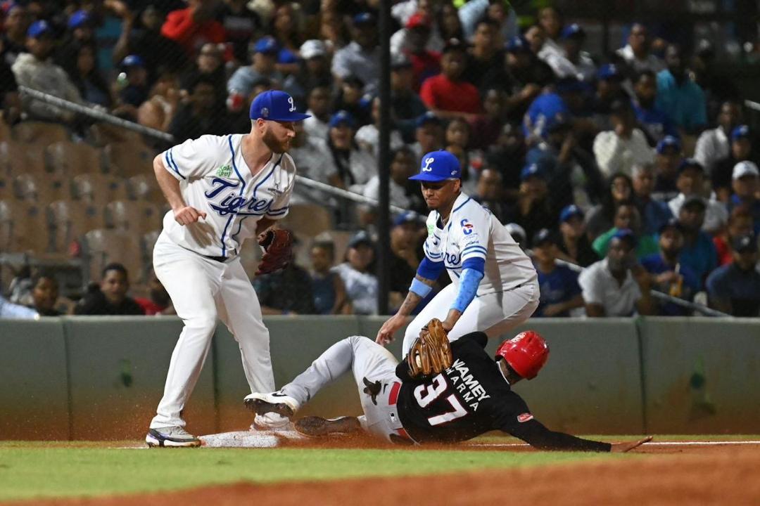 Escogido Supera Al Licey Estrellas Vence A Gigantes En 11 Innings