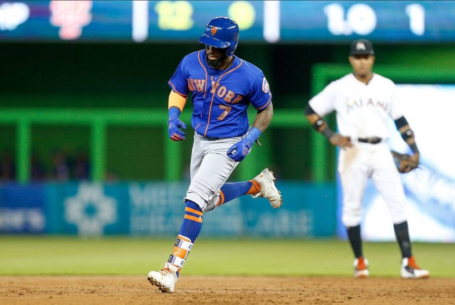 Taylor anota carrera decisiva y Cerveceros derrotan 4-2 a Marlins