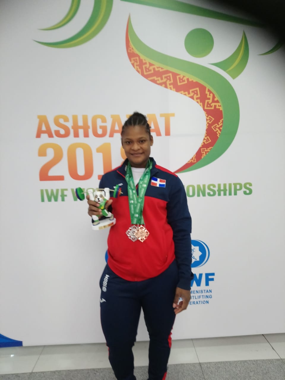 Crismery Santana gana dos medallas en los Mundiales de Pesas