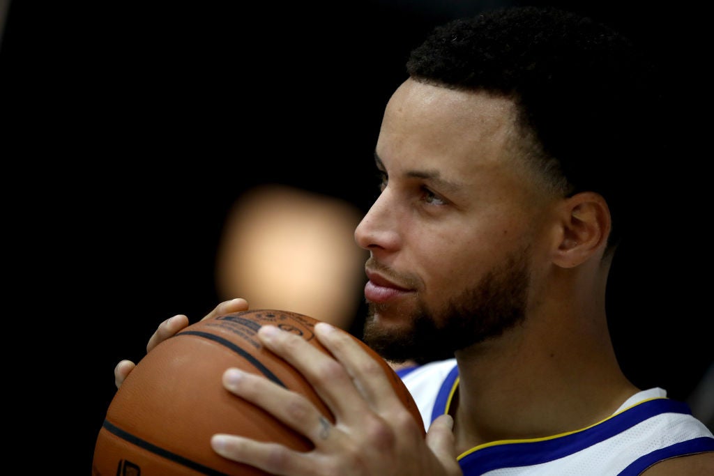 Operado da mão esquerda, Stephen Curry desfalcará Warriors por pelo menos 3  meses - Superesportes