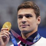 Suspenden 9 meses a nadador ruso por apoyar a Putin en mitin