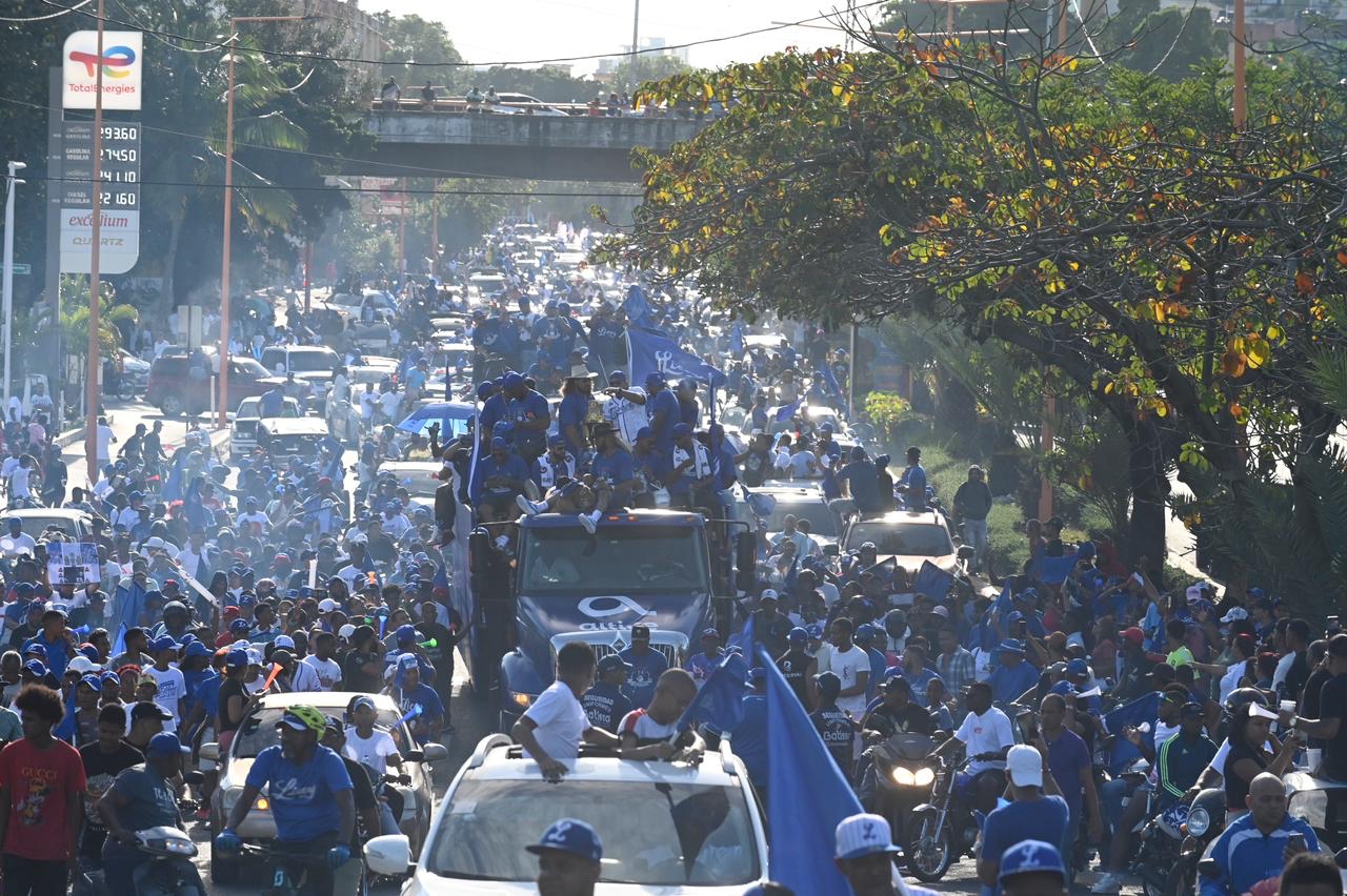 La capital se viste de azul con caravana del Licey