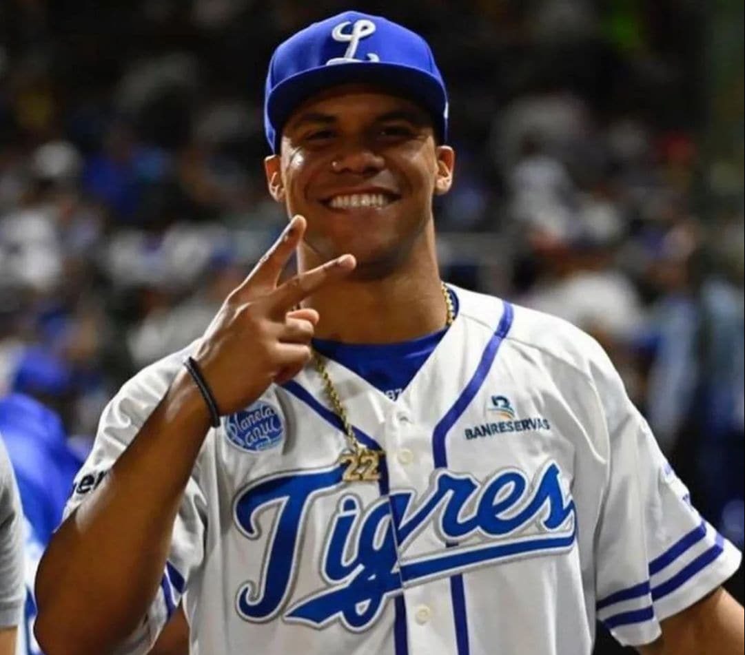 Hall y Alfaro colocan al Licey a una victoria de la corona 23