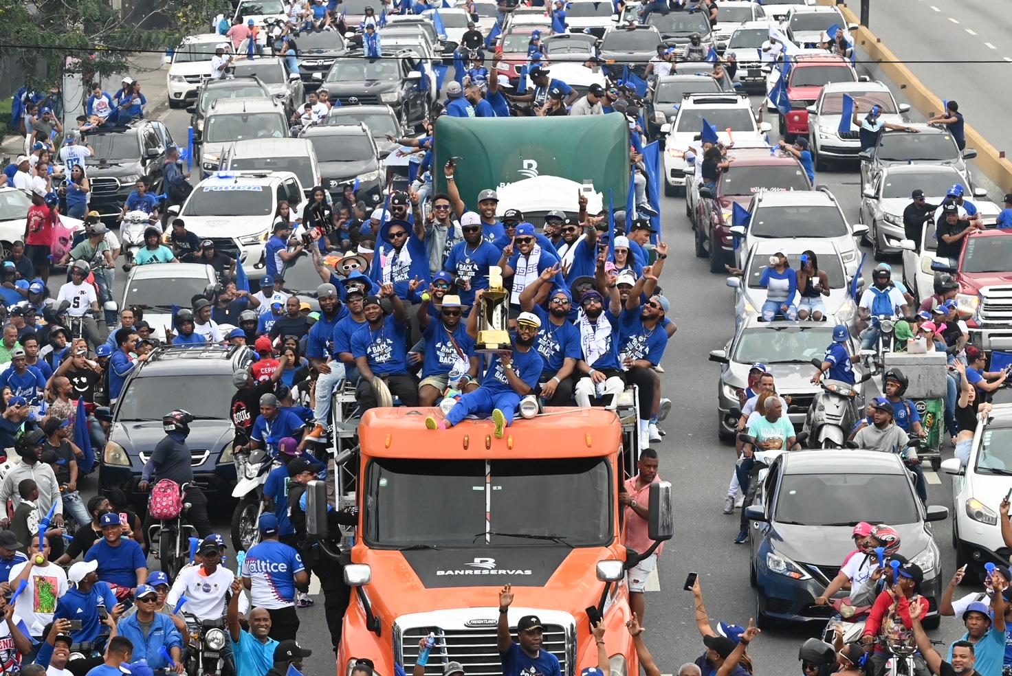 Licey recorre las principales v as en caravana de celebraci n corona