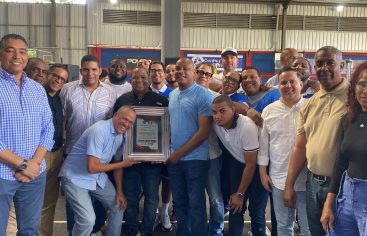 Melvyn López recibe distinción entrenadores de baloncesto