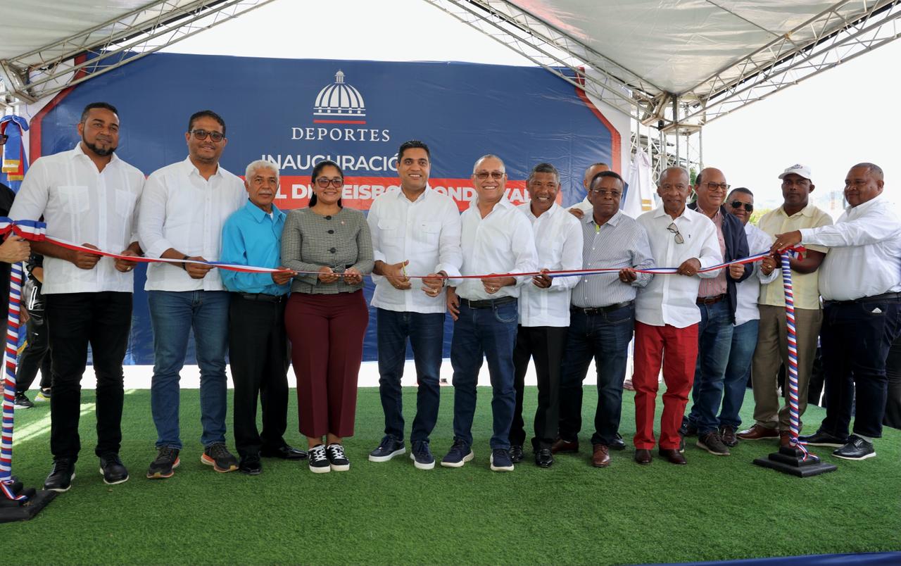 Ministro Kelvin Cruz entrega reconstruido play de Hondo Valle, Elías Piña